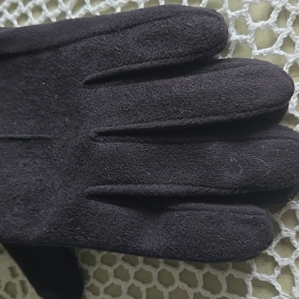 ISOTONER WOMEN'S BLACK FUR-TRIMMED GLOVES - Picture 4 of 8